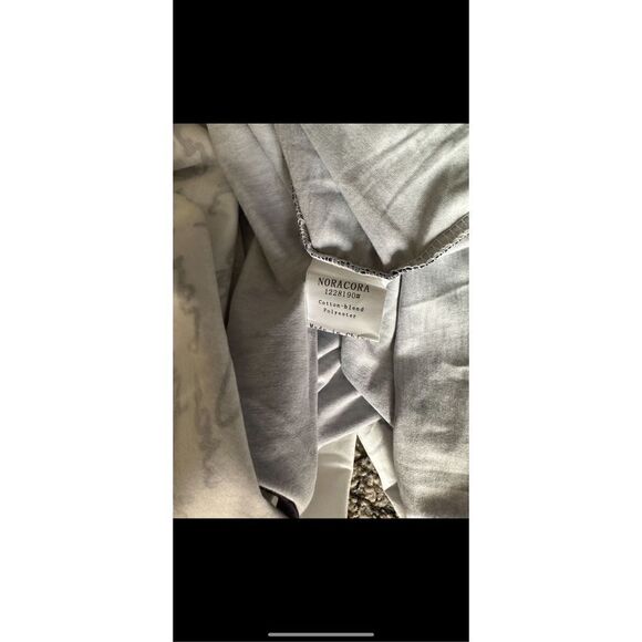 NWT abstract, black, and white long sleeve tunic. Xl - Picture 9 of 11